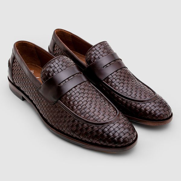 Sapato masculino loafer cinza da Salerno Prime, confeccionado em couro legítimo, com design sofisticado e moderno, ideal para compor looks elegantes e casuais."