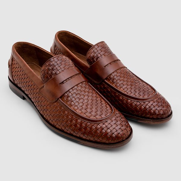 Sapato masculino loafer cinza da Salerno Prime, confeccionado em couro legítimo, com design sofisticado e moderno, ideal para compor looks elegantes e casuais."