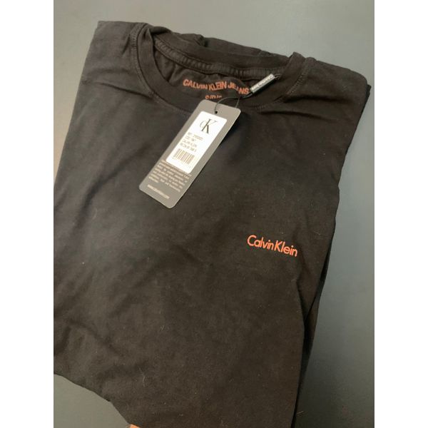 CAMISETA PREMIUM BÁSICA DETALHE EMBORRACHADO