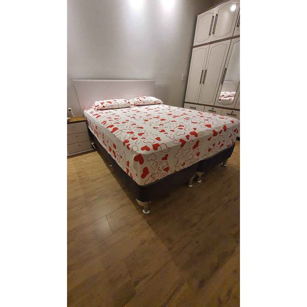 Lençol Malha Queen Estampado Coração Vermelho com fundo marfim