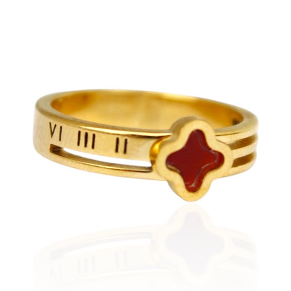 Anel Três Fios com Trevo Vermelho em Detalhe Romano Semijoia Aço Inox Dourado