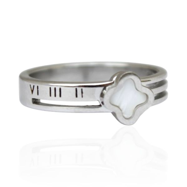 Anel Três Fios com Trevo Branco em Detalhe Romano Semijoia Aço Inox Prateado