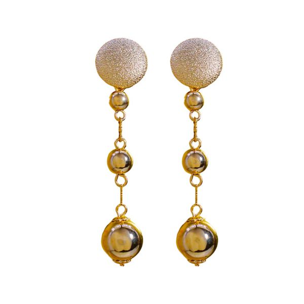 Brinco Longo com Esferas e Base Texturizada Banho de Ouro 18K