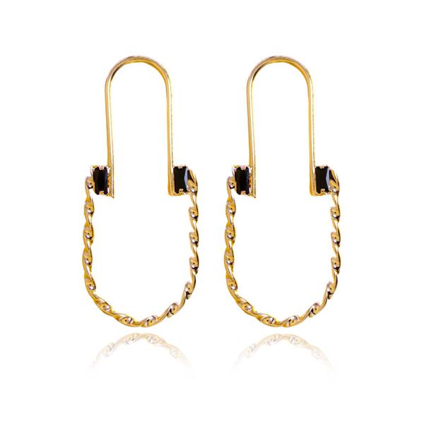 Brinco Longo Oval Torcido com Zircônia Preta Banho de Ouro 18K