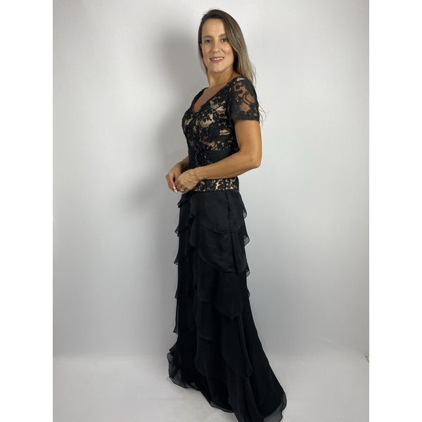 Vestido preto com fundo bege 2025