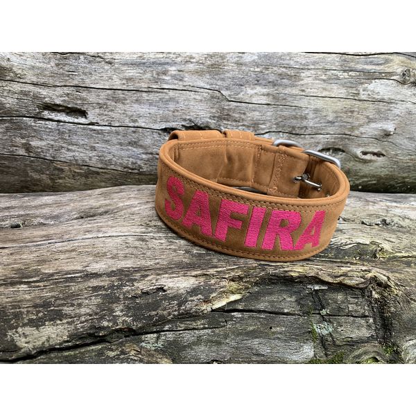 COLEIRA PERSONALIZADA 5cm camurça ocre com nome em rosa pink 