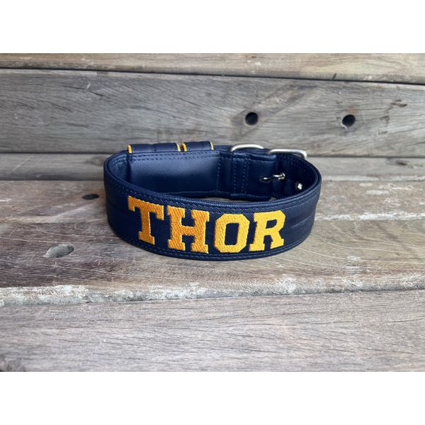 COLEIRA PERSONALIZADA 5cm azul marinho com nome em amarelo petróleo