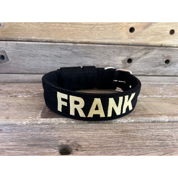 COLEIRA PERSONALIZADA 5cm camurça preto com nome em dourado