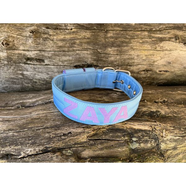 COLEIRA PERSONALIZADA 5cm azul bebê com nome em lilás