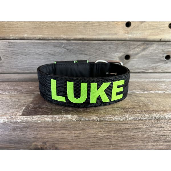COLEIRA PERSONALIZADA 5cm preta com nome verde fluorescente