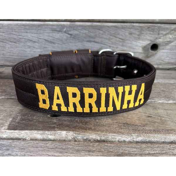 COLEIRA PERSONALIZADA 5cm marrom com nome em amarelo petróleo
