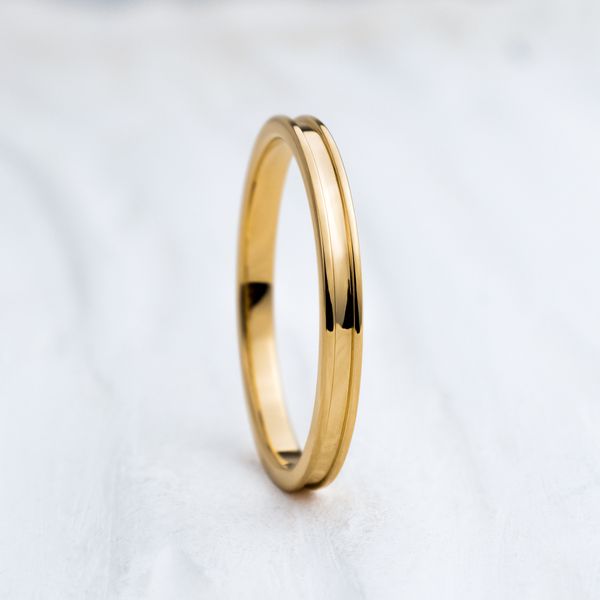 Aliança de Casamento Moderna em Ouro 2mm com Canaleta July - Unidade 