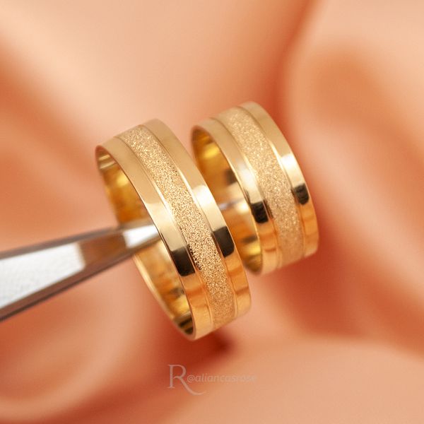 Aliança de Casamento Ouro 18k, Par de Alianças trabalhada 6mm cada  quadrada, com 1 Zircônia na dela - Fabrica De Alianças