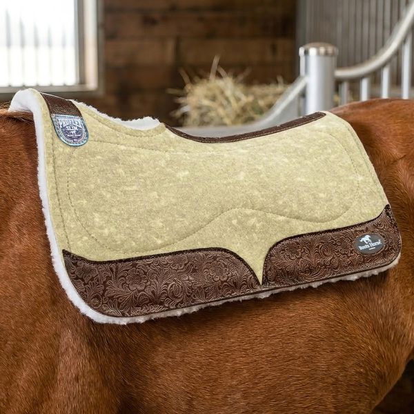 Manta Boots Horse Pro Flex Slim Com Pelego Tambor Feltro Creme & Couro Dark Coffe Bordado Floral 