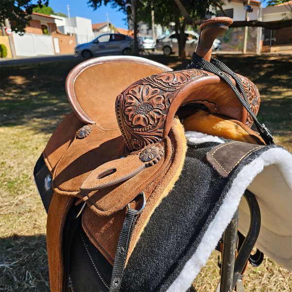 Sela Forma Protec Horse Neoprene Conhaque Virado Bordado em Couro Assento e Pito Aba Quadrada #7763