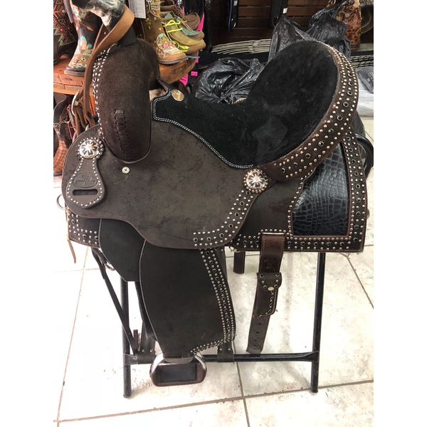 SELA FORMA PROTEC HORSE COURO CAFÉ - BORDADO JACARÉ/CRAVINHOS/STRASS PRETO/ABA QUADRADA