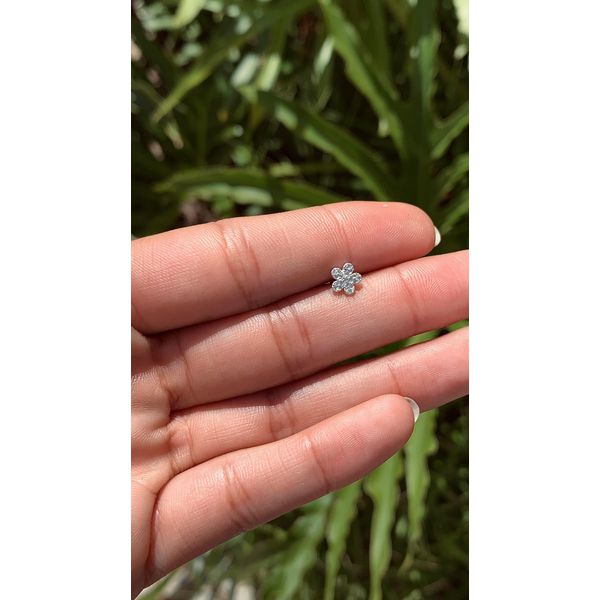 Pircing flor trágus 