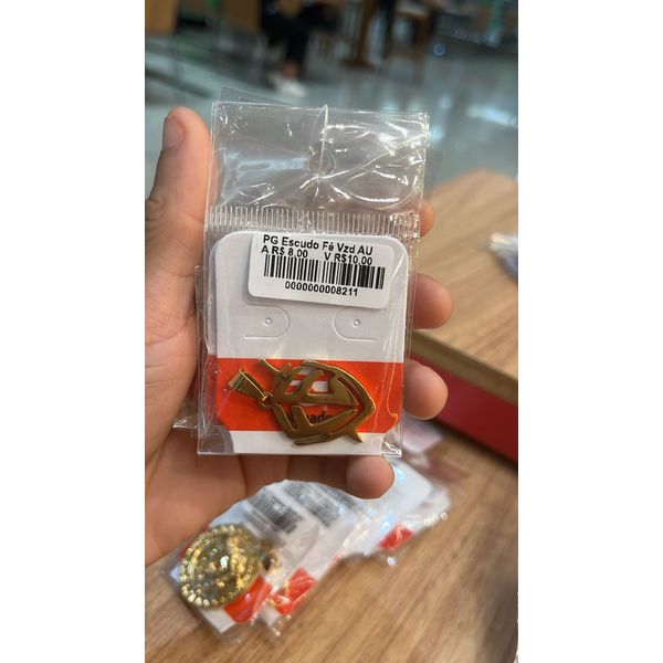 Pingente Escudo Fé Vazado Aço Dourado