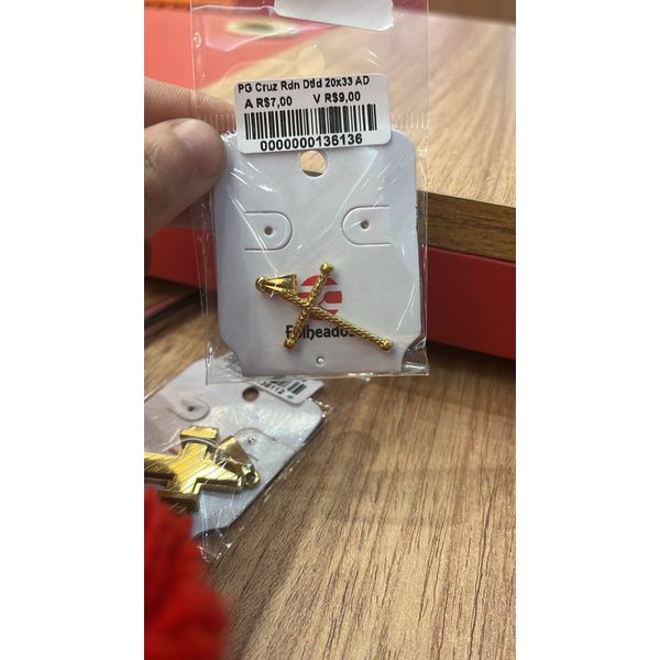 Pingente Cruz Redondo Detalhada Aço Dourado 