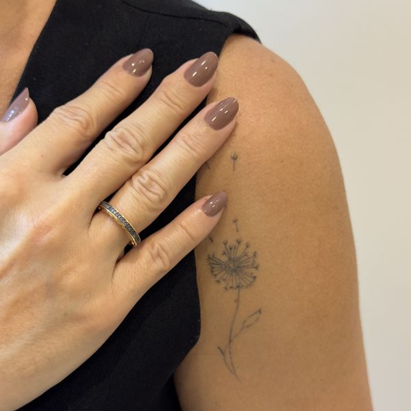 Anel em Ouro 18K Escrito "AVE MARIA" 25 Safiras 3,5g