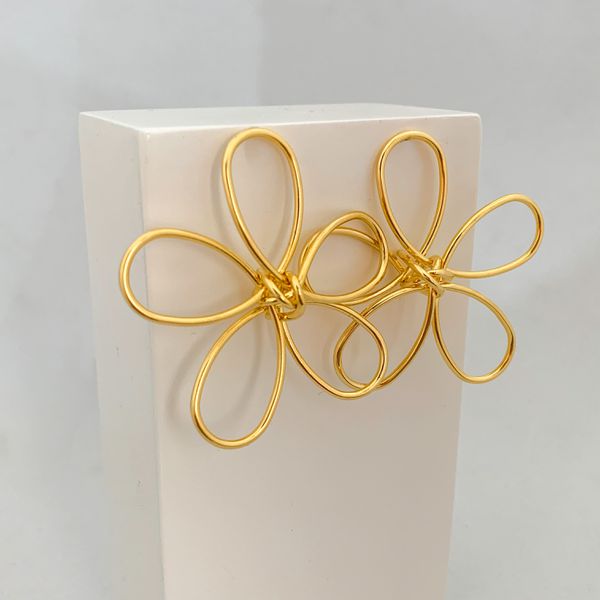 Brinco Flor Vazado Banhado a Ouro 18k