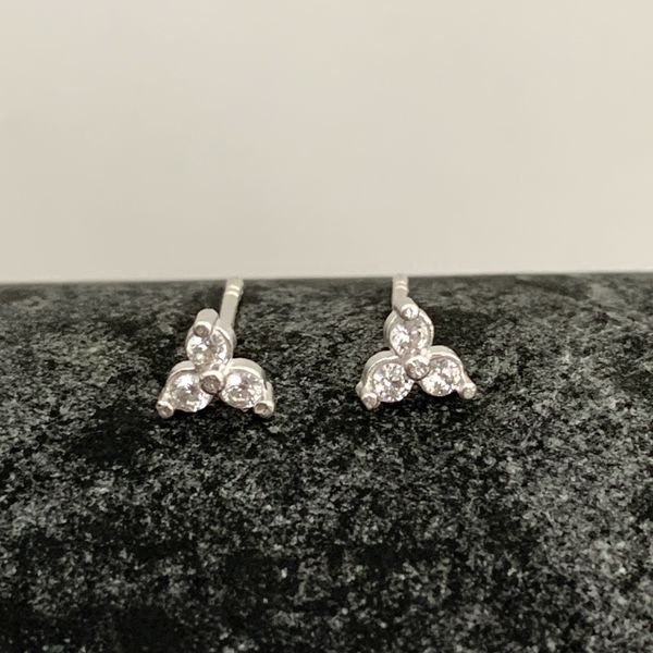 Brinco Flor Tres Petalas com Zirconia Cristal Prata 925