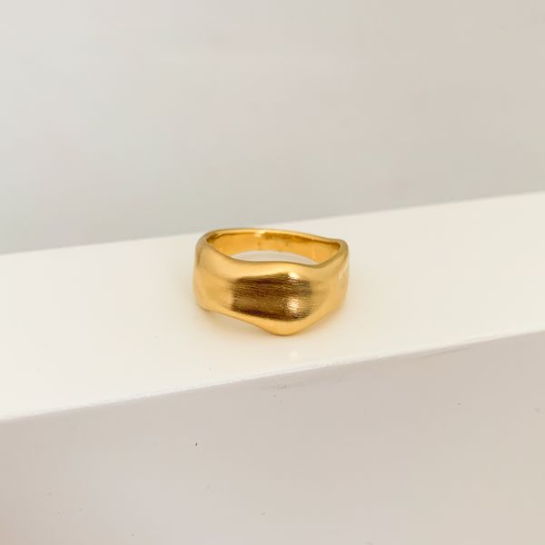 Anel Ondulado Martelado Acetinado Banhado a Ouro 18k