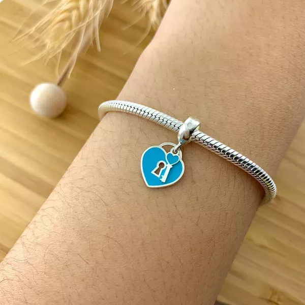 Berloque Prata Legitima 925 Coração Resina com Chave Pendurada Turquesa 