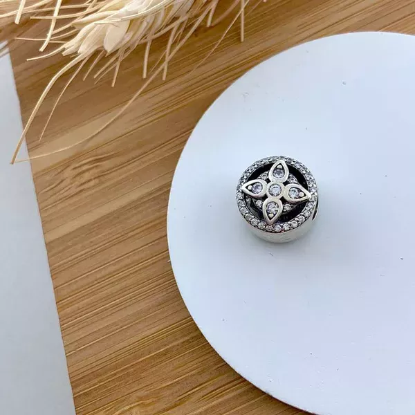 Berloque Flor Com Zircônia Prata 925