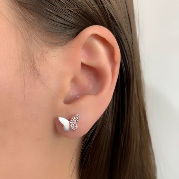 Brinco Borboleta Pequena Origami Metade Lisa e Zirconia Prata 925