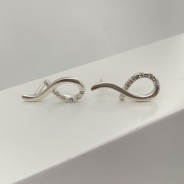 Brinco Metade Infinito com Zirconia Prata 925