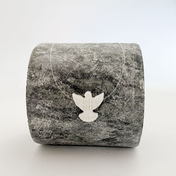 Colar Ponto Luz Espirito Santo em Madre Perola Fio Nylon 40cm