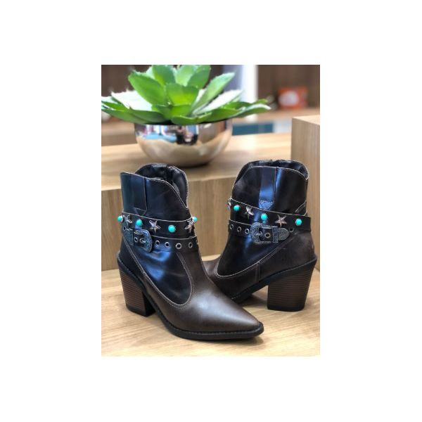 BOTA COURO LISO MARROM COM PEDRAS