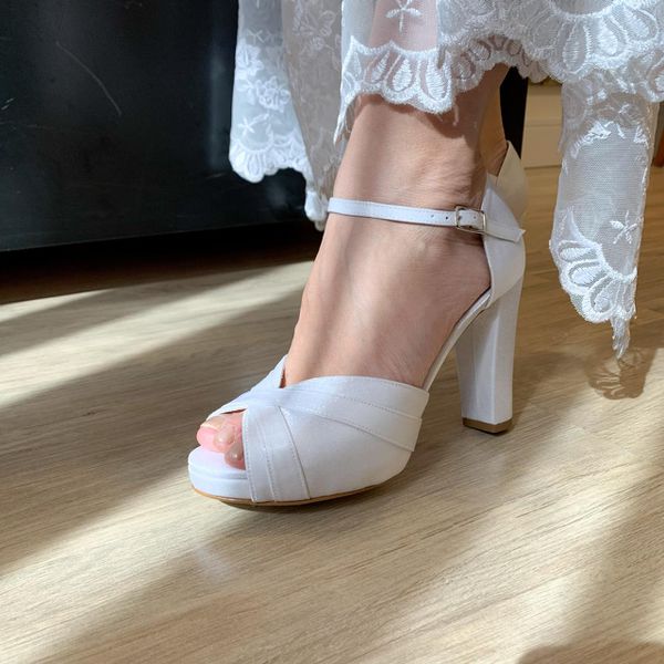 SANDALIA ALTA GROSSA COM DETALHE EM TIRA BRANCO