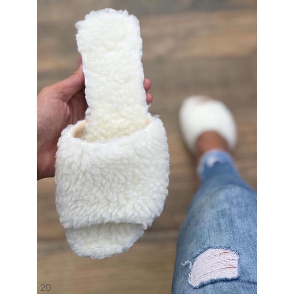 Rasteira Tira com Pelo Ovelha Fake Perola