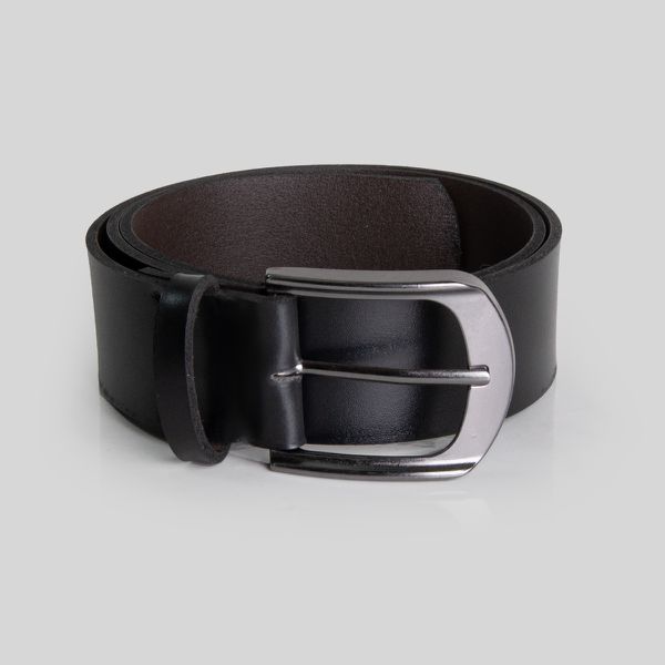 Cinto masculino preto, detalhe da fivela.