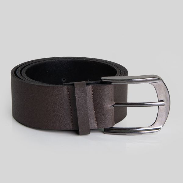 Cinto masculino café, detalhe da fivela.