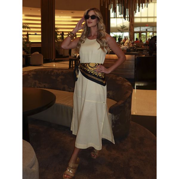 Vestido longo com fendas em linho