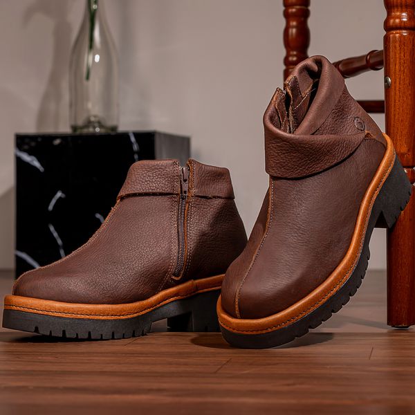 ¨Bota Omaha em Couro com Salto Tratorado Com Detalhe No Solado.¨