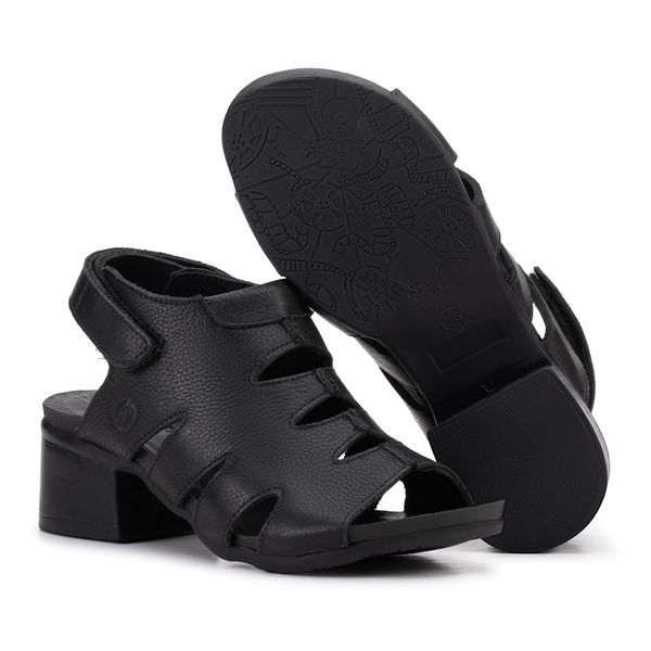 O Essencial Elegante: Sandália em Couro Preto com Salto Bloco. Conforto e Versatilidade Sem Limites!