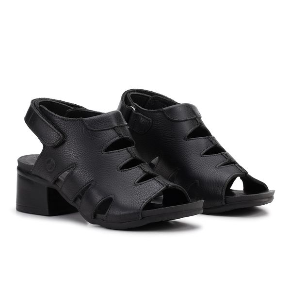 O Essencial Elegante: Sandália em Couro Preto com Salto Bloco. Conforto e Versatilidade Sem Limites!