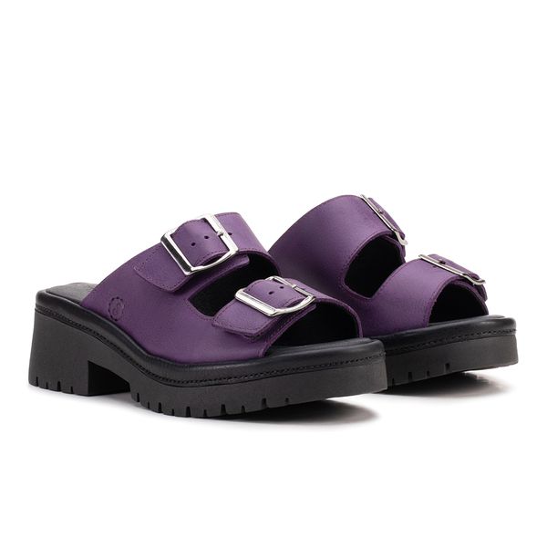 Sandalia Mila em Couro Legítimo: A Atitude Chunky do Violeta no Solado Preto