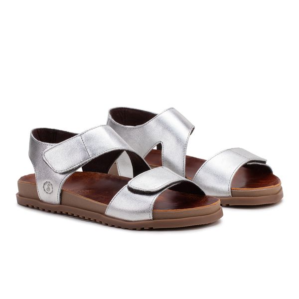 Sandália Birken Louise: Conforto e Modernidade em Couro Metalizado Prata