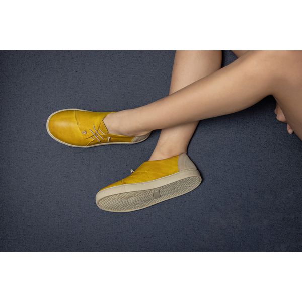 Tenis Confortavel Em Couro Amarelo Com Elastico Off White E Sola De Borracha Branca