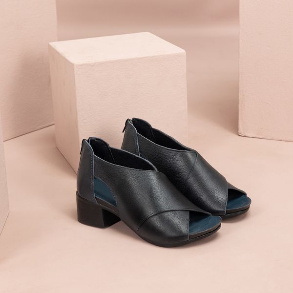 Sandalia em Couro Preto: Elegância e Conforto com Salto Baixo