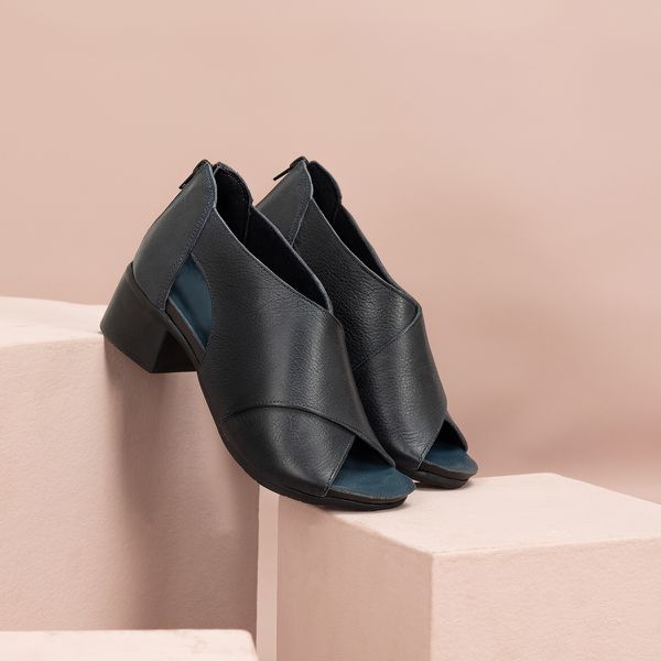 Sandalia em Couro Preto: Elegância e Conforto com Salto Baixo