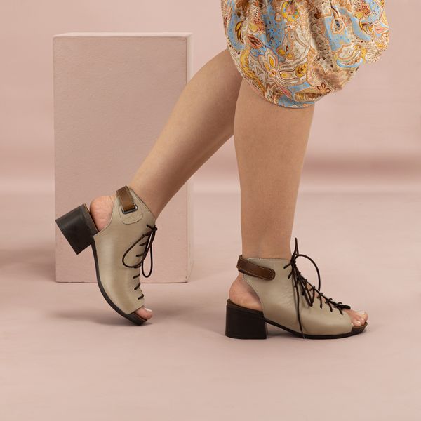 Sandália Conforto em Couro Graxo Off White com Cadarço Café e Salto Baixo Café
