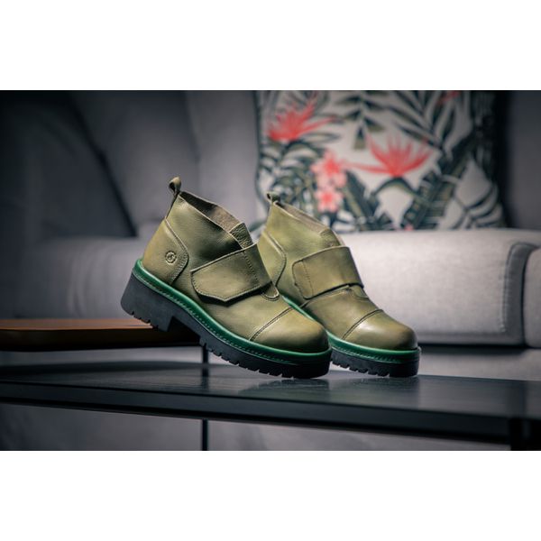 Bota Cano Médio Sinka com Velcro em Couro Verde e Sola Alta Preta