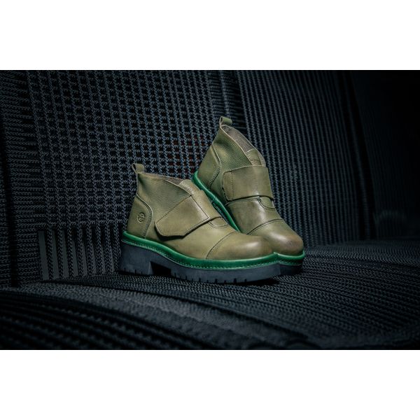 Bota Cano Médio Sinka com Velcro em Couro Verde e Sola Alta Preta