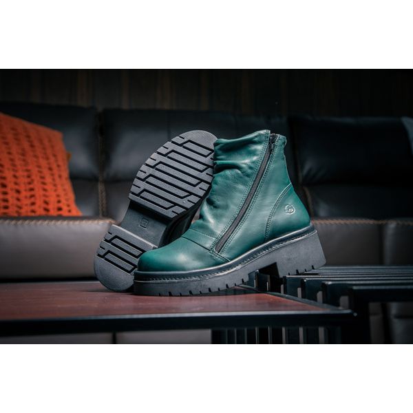Bota York em Couro Verde Militar com Sola Alta Preta